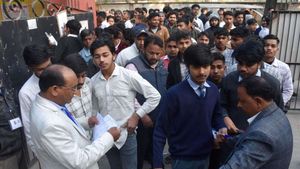 UP Board Exam 2026: यूनिफॉर्म के बिना नहीं दे पाएंगे परीक्षा? सेंटर जाने से पहले पढ़ लें ये जरूरी गाइडलाइंस