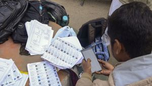 UP में वोटर लिस्ट से नाम कटवाने पर सख्ती! एक साथ जमा नहीं कर सकेंगे कई फॉर्म-7, क्या है नया निर्देश