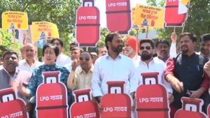 Delhi: गैस किल्लत पर भड़कीं आम आदमी पार्टी, दिल्ली विधानसभा के बाहर विधायकों ने किया प्रदर्शन