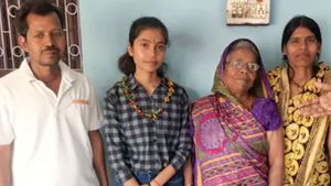 आर्थिक तंगी को मात देकर बनीं स्टेट टॉपर, अखबार बेचने वाले की बेटी ने गाड़ा झंडा, दिल छू लेगी मानवी की कहानी