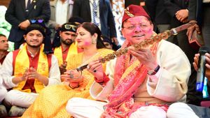 होली के रंगों में दिखी उत्तराखंड की संस्कृति, आस्था और विकास के संदेश के साथ दिखे सीएम धामी