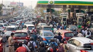 Fuel Panic: हैदराबाद में पेट्रोल पंपों पर लंबी कतारें, ट्रैफिक जाम से शहर बेहाल, प्रशासन ने जारी किया अलर्ट