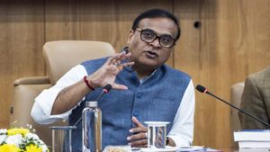 Assam Chunav: चुनाव से पहले सीएम हिमंत बिस्वा सरमा ने गिनाए सरकार के काम, पीएम मोदी पर कही खास बात