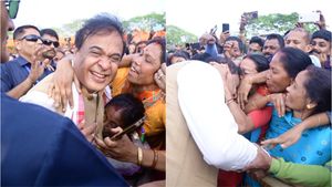 CM के लिए ऐसी दीवानगी! महिला ने किया KISS, कांग्रेस ने उठाए सवाल तो हिमंत बिस्वा सरमा ने दिया मुंहतोड़ जवाब