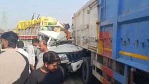 Kaushambi Highway Accident Reason: प्रयागराज से आ रहे 8 लोगों की दर्दनाक मौत, रोड पर लाशों का ढेर! वजह क्या?