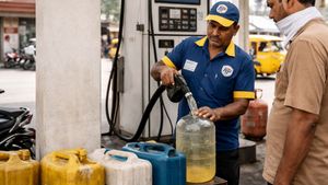 LPG संकट के बीच केरोसिन सप्लाई फिर शुरू, पेट्रोल पंप पर बिकेगा मिट्टी का तेल, सरकार का जानें पूरा फैसला
