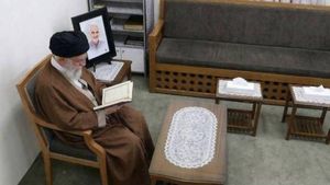 Khamenei Last Photo: मौत से चंद मिनट पहले क्या कर रहे थे खामनेई? मिसाइल अटैक से पहले की तस्वीर आई सामने