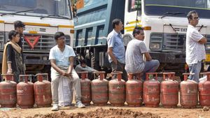 LPG Cylinder: होटल और रेस्टोरेंट संचालकों की चांदी! बढ़ गया कमर्शियल गैस सप्लाई का कोटा, अब मिलेगा कितना फायदा?
