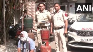 LPG Illegal Gas: दिल्ली में गैस सिलेंडर की कालाबाजारी का भंडाफोड़, 1 आरोपी गिरफ्तार, कई सिलेंडर बरामद