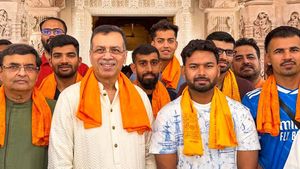 IPL 2026 से पहले रामलला के चरणों में पहुंचे सुपर जायंट्स! संजीव गोयनका और ऋषभ पंत ने अयोध्या में टेका मत्था 