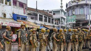 UP में होली खेलने से पहले पढ़ लें DGP का कड़ा संदेश, वरना फीकी पड़ सकती है त्योहार की रंगत!