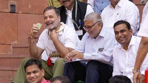 LPG  Shortage: 'एक बम गिरा रहा और एक पकौड़ा खा रहा',  राहुल गांधी के अनोखे धरने पर भड़के लोग, सुनाई खरी-खरी