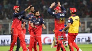 RCB Tickets: आरसीबी-हैदराबाद मैच की टिकट बिक्री आज, कब और कैसे खरीदें, कीमतें उड़ा देंगी होश