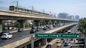 Bengaluru Silk Board Flyover: नम्मा मेट्रो के साथ बना पहला डबल-डेकर फ्लाईओवर तैयार, इस तारीख से खुलेगा