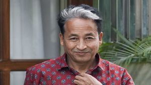 Sonam Wangchuk News: 6 महीने बाद जेल से बाहर निकले सोनम वांगचुक ने कहा, 'मैं पहले से ज्यादा मजबूत हूं अब'