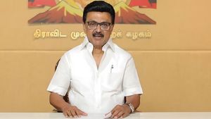 DMK Manifesto Tamil Nadu Polls: महिलाओं को ₹2000 महीना-₹8000 के कूपन, कैसे ये प्लान बनेगा गेम चेंजर?