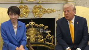 Donald Trump ने पार की हदें, जापान की पीएम के बगल बैठकर उड़ाया मजाक, असहज हुईं Sanae Takaich, देखें Video 