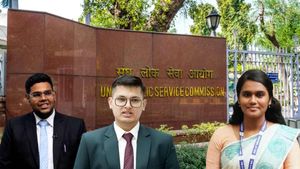 UPSC टॉपर्स की सफलता के पीछे छिपा है उनके माता-पिता का साथ, अनुज से आकांश तक, क्या करते हैं इनके पेरेंट्स?