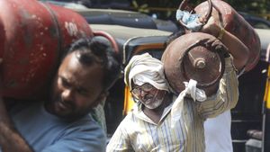 Uttar Pradesh LPG Cylinder Price Today List: गैस सिलेंडर Lucknow में कितना महंगा? 39 जिलों में कितना है रेट?