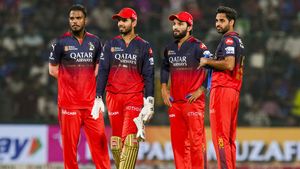 IPL 2026 से पहले RCB कैंप में हड़कंप! दिग्गज खिलाड़ी फोन बंद कर अचानक हुआ लापता? बढ़ी टेंशन 