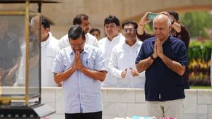 अरविंद केजरीवाल और मनीष सिसोदिया ने राजघाट पर गांधी जी को दी श्रद्धांजलि, सत्याग्रह का लिया संकल्प
