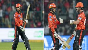 IPL 2026: वैभव के बाद अभिषेक शर्मा ने भी मचाया गदर, 18 गेंदों में जड़ा अर्धशतक, पंजाब का बुरा हाल! 