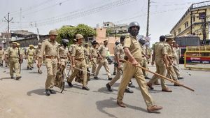 UP Aligarh Clash Update: पुलिस-ग्रामीण झड़प-3 जवान घायल, इंस्पेक्टर का रिवॉल्वर छीना, 18 गिरफ्तार, तनाव बरकरार