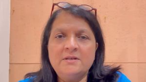 '39 मंत्रियों में से केवल 4 महिलाएं', Anjali Damania कौन हैं? CM फडणवीस को महिला आरक्षण को लेकर किया चैलेंज 