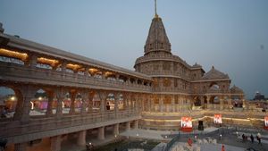 Ayodhya News: भीषण गर्मी का कहर!  Ram Mandir में घटे श्रद्धालु, सरकार ने बनवाए एयर-कूल्ड वेटिंग हॉल