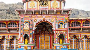 Badrinath Kapat Opening: विधि-विधान से खुले बद्रीनाथ धाम के कपाट, 'जय बद्री विशाल' से गूूंजी बद्रीपुरी