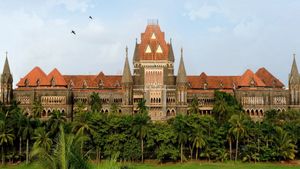 Bombay HC Staring Verdict: 'अपनी महिला सहकर्मी को घूरना अपराध नहीं', बॉम्बे हाई कोर्ट के फैसले छिड़ी नई बहस