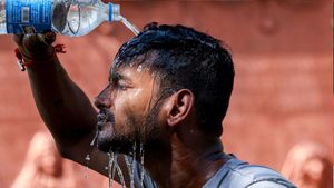 Delhi Heatwave से निपटने के लिए दिल्ली सरकार तैयार! दोपहर में निर्माण कार्य पर ब्रेक, स्कूलों में मिलेगा ORS