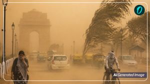 Delhi Weather Update: तंदूर बनी दिल्ली! 42.3 डिग्री पारे के बीच धूल भरी आंधी से हाल बेहाल, जानें कब होगी बारिश