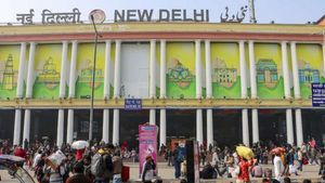 Delhi Aaj Kya Khula Kya Bandh: बाजार से लेकर मेट्रो तक का क्या है अपडेट? घर से निकलने से पहले देख लें डिटेल