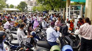 LPG, Petrol-Diesel पर बड़ा अपडेट, सप्लाई से महंगाई तक सरकार ने बताया क्या है हालात, एक्सपर्ट ओपिनियन भी जानिए