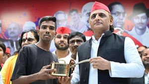 Fatehpur Chai Wala कौन है? Akhilesh Yadav को चाय पिलाना पड़ा भारी, अब VIP पीतल के बर्तन में ढूंढ रहा न्याय! 