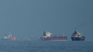 Hormuz Attacked: होर्मुज से गुजरने वाले जहाजों पर हमला, भारतीय जहाज पर फायरिंग की खबर, ईरान ने बंद किया रास्ता
