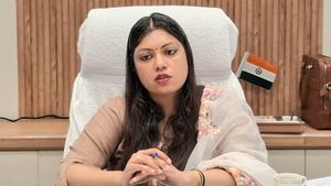 Medha Roopam कौन हैं? नोएडा DM ने मोर्चा संभाल कर शांत करवाया श्रमिक आंदोलन, ओवरटाइम पेमेंट फैसले से जीता दिल