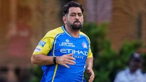 IPL 2026: धोनी जानबूझकर बैठ रहे टीम से बाहर? फिट होने के बावजूद क्यों हैं मैदान से दूर