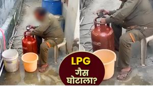 LPG Gas Cylinder में 'पानी कांड', Lucknow के घर-घर पहुंच रहा खतरा! डिलीवरी बॉय की करतूत का VIDEO Viral 