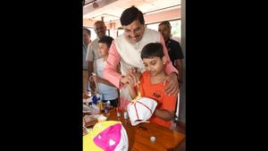 MP News: भोपाल में अलग अंदाज में दिखे सीएम मोहन यादव, ‘मन की बात’ सुनी और जनता से किया संवाद, कांग्रेस पर साधा निशाना