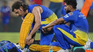 MI vs CSK: आज वानखेड़े में दिखेगा 'माही' का जलवा? धोनी की चोट पर कप्तान ऋतुराज गायकवाड़ ने किया खुलासा!