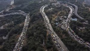 Mumbai-Pune Expressway पर दो दिनों तक रहेगा ट्रैफिक ब्लॉक, यात्रा से पहले जांच लें वैकल्पिक मार्ग 