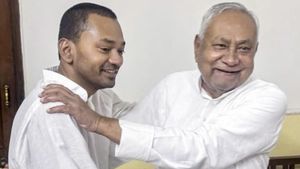 Nishant Kumar: पटना की सड़कों पर लगे निशांत कुमार के पोस्टर, क्या नीतीश कुमार सौंपेंगे बेटे को अपनी विरासत?