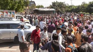 Noida Clash: हंगामे के बाद देर रात तक चली बैठक, सैलरी हाइक-वीक ऑफ पर अड़े कर्मचारी, क्या निकलेगा समाधान?
