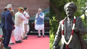 PM Modi Rahul Gandhi video: लोकतंत्र की सुंदर तस्वीर! फुले जयंती पर PM मोदी-राहुल गांधी की मुलाकात ने जीता दिल