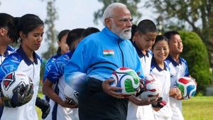 Sikkim: सुबह-सुबह मैदान पर दिखा PM मोदी का युवा अवतार, बच्चों संग 'सुपर एनर्जेटिक' अंदाज में खेला फुटबॉल