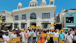 राज्यसभा सांसदों के भाजपा में शामिल होने पर पंजाब भर में AAP ने किया प्रदर्शन, जनादेश के साथ इसे बताया धोखा 