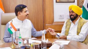 दिल्ली में केंद्रीय खाद्य मंत्री से मिले सीएम भगवंत मान, केंद्र से मांगा ₹9,000 करोड़ का बकाया