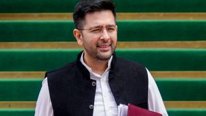 समोसा से पैटरनिटी लीव तक—क्या यही वजह बनी राघव चड्ढा को राज्यसभा में ना बोलने देने की! 7 मुद्दे चर्चा में